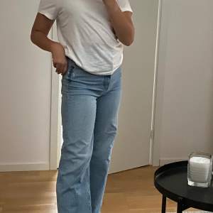 Ett par zara jeans i fint skick som tyvärr blivit för små för mig som är 155cm lång! Skulle säga att de passar någon som är 150cm!💗 är använda ett tal gånger men är ändå i fint skick! 