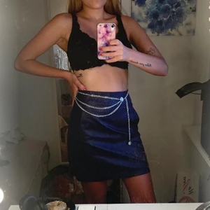 Kjol  - Cool läderkjol från NA-KD aldrig använd 💙