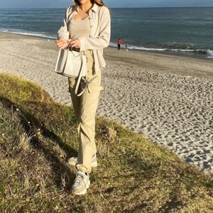 Cargo byxor - Beiga cargo byxor med en högre midja och snygga silver detaljer. Bra skick