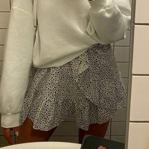 Säljer denna såå fina kjol ifrån vero Moda i storlek S men som även passar en M! 🤍 skriv om ni vill ha fler bilder🤍