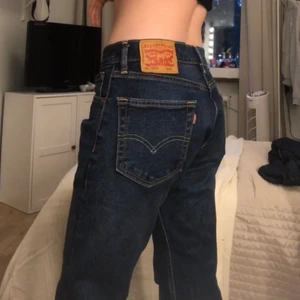 Baggy Jeans  - Säljer dessa baggy jeansen från Levis som jag köpte för några månader sen på Beyond Retro. Har endast använt de 3 gånger och de är i väldigt fint skick. Jag är ca 160 och brukar ha S i kläder. Om ni har några frågor eller vill ha fler bilder är det bara att skriva till mig❤️❤️