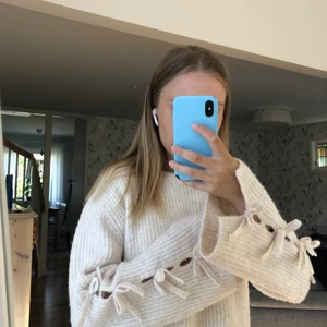 Stickad tröja  - Stickad tröja från Zara barnavdelningen, storlek 164, sitter som storlek S, passar även dem med storlek XS. Supersöt, använd 1 gång på julafton, och därför i superfint skick. Köparen står för frakten 💕