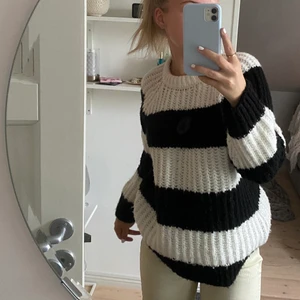 stickad tröja från zara - en varm stickad tröja som är väldigt stor och mysigt, är ifrån barnavdelningen i storlek 164 men passar mej som har XS-M