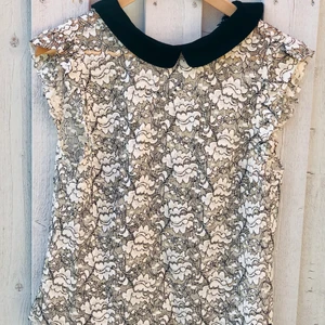 Zara top - Köpt för 3 år sedan på Zara. Helt oanvänd och toppenskick. Kostade 299 kr nypris (om jag minns rätt) Supersöt top.