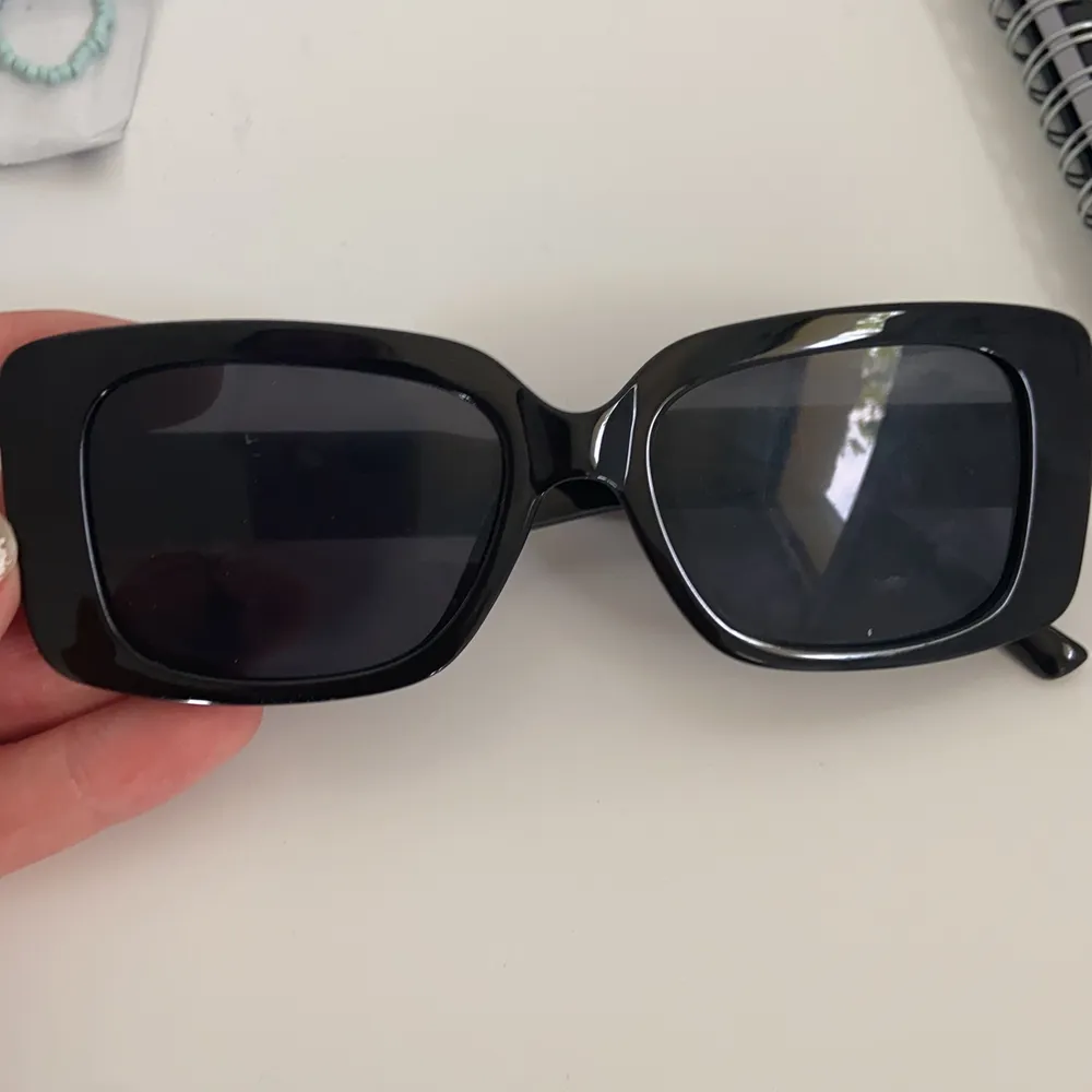 Jättesnygga solglasögon i bra kvalitet som ej används. Övrigt.