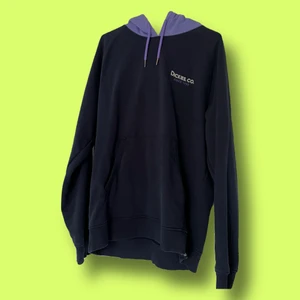 Hoodie - Marinblå Hoodie med lila huva