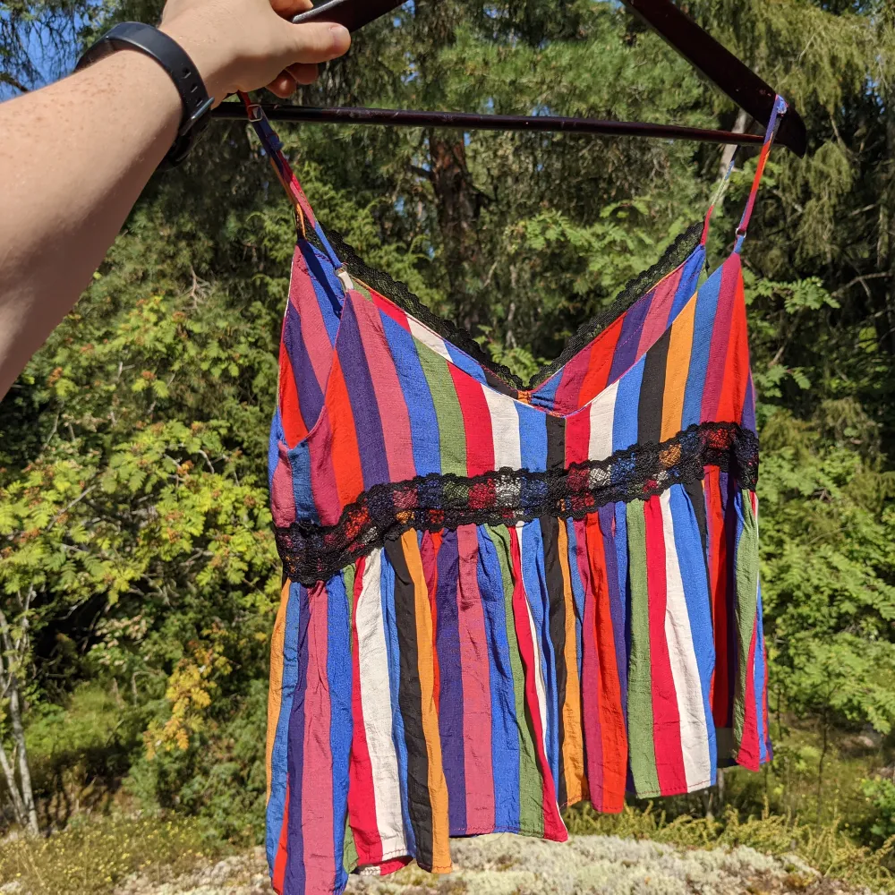 Colourful stripe Zara crop top. This is really beautiful and flowy on, selling as it doesn't fit my bust anymore. Any questions just ask. It's in such good condition, it's only been worn a few times but literally about three times before I decide it was not for me . Toppar.