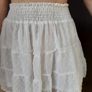 Vit kjol med detaljer  - Jättefin kjol i strl S\M