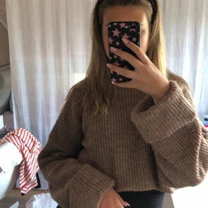 Stickad tröja - Säljer en stickad tröja från NA-KD. Super skönt material som inte sticks. Tröjan är i stl S men är oversized så den passar upp till XL. Använd ett fåtal gånger då jag inte tycker den är i min stil därav är tröjan i bra skick❤️ köparen står för frakten❤️🎸🎸