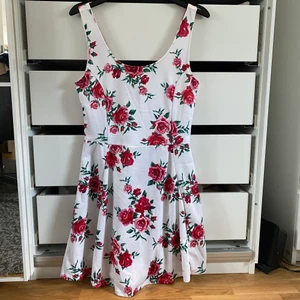 Röd klänning - Klänning från h&m som inte kommer till användning. Säljer en liknande i blå. Passar även mindre storlekar. Pris + 62kr frakt 🦋