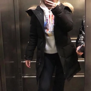 Hollies jacka - Intresse koll på min superfina Hollies subway jacka. Är i superfint skick och använd en vinter. ÄCKTA PÄLS. Storlek small men lite stor i storleken så man får även plats med en hoddie under.  Nypris 4699kr. Priset kan även diskuteras. 😊💕