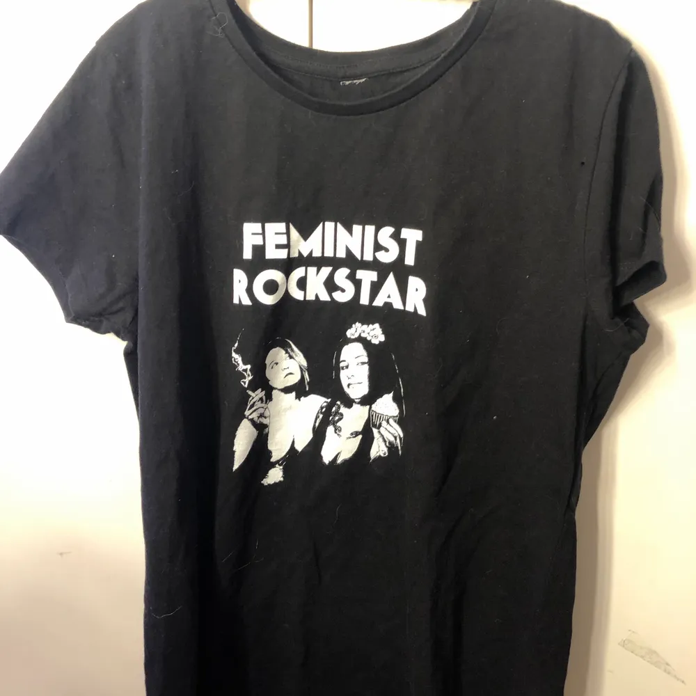 Säljer den här t-shirten som det står 