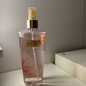Victoria’s Secret Parfym - Parfym, Sheer Love, Luktar riktigt gott men kom aldrig till användning pga jag hittade en ny favorit direkt!                                Köpt för 289kr! Säljs för 150kr, pris kan diskuteras!