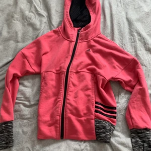 Adidas huvtröja - Hundtröja från adidas. Bra skick. 😀