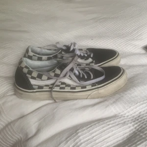 Vans  - Välanvända, om någon vill ha att skatea sönder! Pris kan diskuteras!