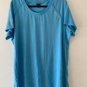 Blå fin träningtopp - En blå träningstopp i bra skick. Storlek xl/42. Kan mötas upp i Vellinge & malmö / köparen står för frakten. 