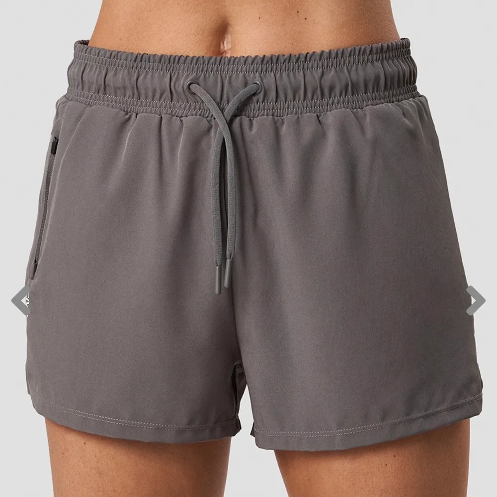 Helt oanvända tränings shorts med innerbyxa och snören ifrån ICANIWILL. Prislappen är avklippta men aldrig använda.. Shorts.