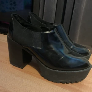 Skor - Älskar de här men tyvärr så är det för stora för mig:( dessa är använda men ändå i ganska bra skick💕 klacken är ganska hög + frakten ingår i priset!!