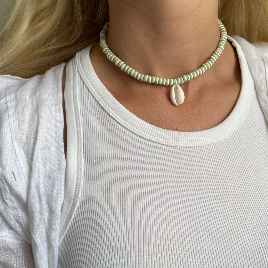 Somrigt halsband - 90