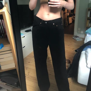 Levi jeans  - Ett par snygga oversized jeans från Levi. Dom är i modellen 550 och är vintage. Dom är inte så vanliga och var ganska svåra att hitta. Storleken är w34 och L32. Jag är 175 cm lång och har xs-s i byxor och dessa är lite för stora (dock är det oversized). 