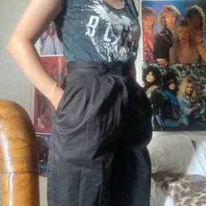 Peg byxor från asos - Högmidjade byxor från asos, materialet är inte stretchiga alls. Dom är mindre i storleken måtten i midjan är 64 cm, men känns mindre pga ingen strech. Fint skick bara använda 1 gång. Katt i hemmet. (Jag är 155cm lång)   