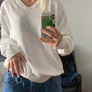 Tröja - Min fina långärmade vita tröja som är använd ca 10 ggr, är inte min stil längre därför säljer jag den💕