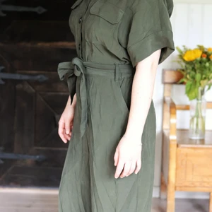 Jumpsuit, grön, strl 40 - Säljer denna fina jumpsuiten som Aldrig är använd!! Lappen sitter kvar också! Jumpsuiten sitter jättebekvämt och storleken är bra!🌷 Köparen står för frakten.