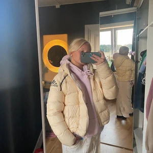 Adidas jacka - En jättefin knappt använd puff adidas jacka. Den är i bra skick. ❤️💕