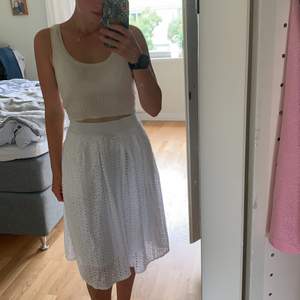 Söt vit kjol till sommaren