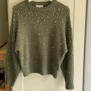 stickad tröja med pärlor  - Stickad tröja med pärlor. Fint skick, använd ett fåtal gånger. Storlek XS, men lite oversized. 💞