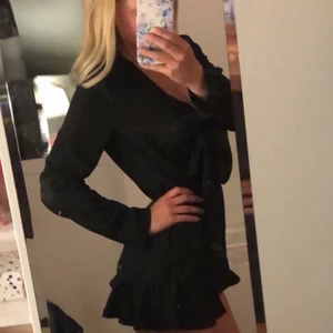 Svart playsuit - Svart playsuit i storlek S från Nelly. ALDRIG använd! Kan mötas i Malmö/Lund/Höllviken - annars står köparen flr frakten ☺️