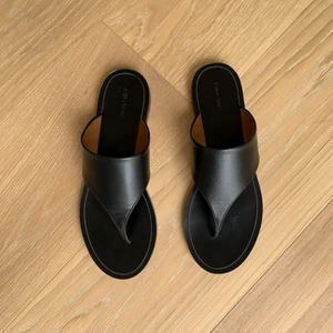 Sandaler and Other Stories  - Storlek 38. Använda men fint skick. 