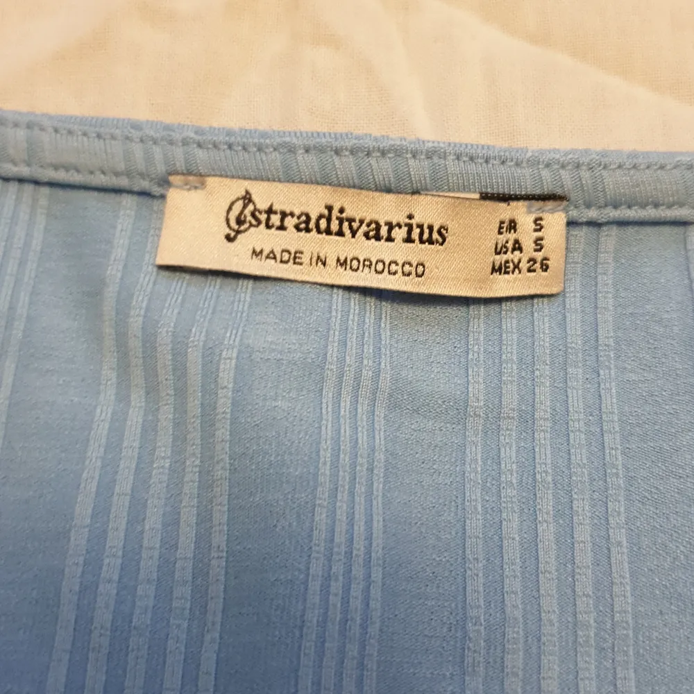 Söt ljusblå tröja från Stradivarius i stl S! Frakt inkl i pris♡. Toppar.