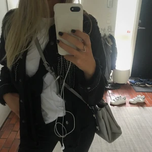 Zara väska - Grå zara handväska i bra skick. Säljer för 50 kr. Köparen står för frakt