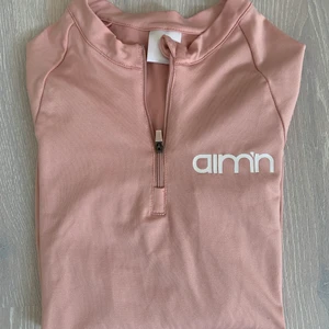 Träningströja från aim’n - Säljer denna träningströja från aim’n eftersom den inte används så mycket längre. Den är i fint skick men använd några gånger. Köparen står för frakten 🤠