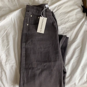 Venderbys lexi jeans  - Helt nya lexi jeans från venderbys i storlek S, passar dem mellan 34-36.  Lapp kvar.                                                  Säljer då jag råkade beställa fel jeans.                                          Kan mötas upp i Stockholm. 