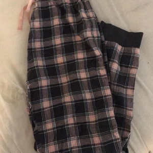 Pyjamasbyxor  - Säljer nu mina favorit pyjamasbyxor som tyvärr inte kommer till användning längre då dom blivit för korta, använda några gånger men är i total ny skick. Strl 152 men sitter som xxs-xs🤍 frakt är inräknat i priset