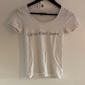  T-shirt Calvin Kline  - Denna tröjan är använd fåtal gånger men är köpt för ca två år sen. Den är i ett bra skick inga skador eller fläckar. Den är lite längre därbak men det är inget som syns när man har på sig den 