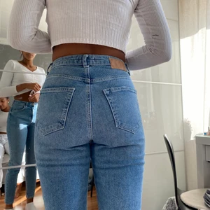 Jeans från pieces strl S - Bra skick använda en gång, beninnerlängd 72 cm säljes 175kr exklusive frakt 