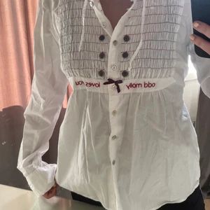 Blus/skjorta från oddmolly  - En skjorta/blus från Odd Molly. Passar på mig som är storlek S men kan även fungera en storlek större och mindre (är inte säker på plaggets storlek). Köpare står för frakt <3