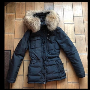 HOLLYS Lovingo Jacka - Jackan är köpt förra året men är i vädigt fint skick. Köpte den för 4500kr. Säljer den för 2200kr.