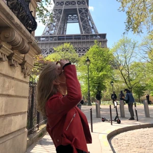 Röd skinnjacka - Säljer denna asballa croppade röda skinnjackan. Mycket sparsamt använd så är i fint skick! DM för fler bilder (pris exklusive frakt) 