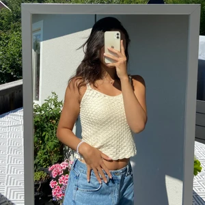 Äggvitt linne - Såå gulligt, ”off white”, stickat linne! Säljer då det inte kommer till användning längre. Har ingen storlek men passar mig som vanligtvis har S.