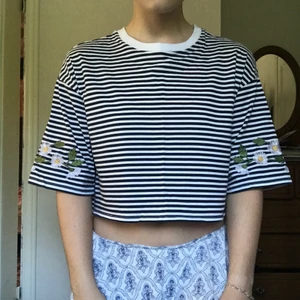 Kort tröja med prästkragar - Säljer min fina tröja eftersom den aldrig kommer till användning längre, jättefina broderade prästkragar på ärmarna som är lite vidare, den är mörkblå men ser nästan svart ut på bilderna, inga märken eller fläckar🥰