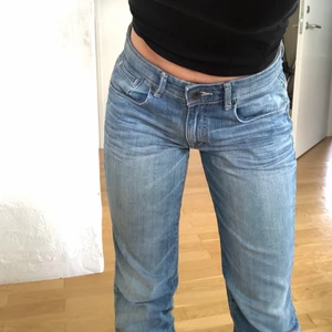 Lågmidjade jeans  - Helt perfekta lågmidjade och raka jeans från Marc O’polo. Storlek 27/32. Passar mig som har 26/32. Oanvända och med lapparna kvar. Nypris 1199 kr. 