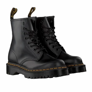Dr Martens 1460 Bex - Säljer dessa balla Dr Martens boots i st 39 med extra tjock sula (Bex modell) då jag köpte fel storlek! Aldrig använda och i orginalförpackning 😇 Pris i butik: 2190kr Kan frakta, köparen står för frakten!