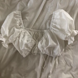 Vit topp - Vit gullig topp använd en gång. Passar S/M. (Frakt ingår i priset) 💞