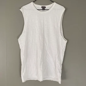 Vitt linne - Simpelt tunt vitt linne från H&M. Inga fläckar eller andra fel. Kommer ej till användning därav säljes.