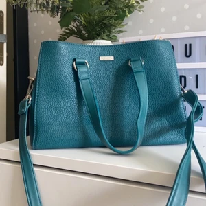 Don Donna väska - Grön handväska ifrån Don Donna! Väska med tre fack. Skinnimitation. Oanvänd! 💚💚Pris kan diskuteras