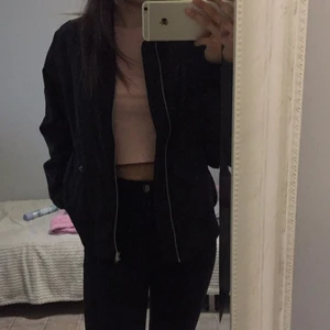 Svart bomberjacka  - Svart lite längre bomberjacka i storlek XS 